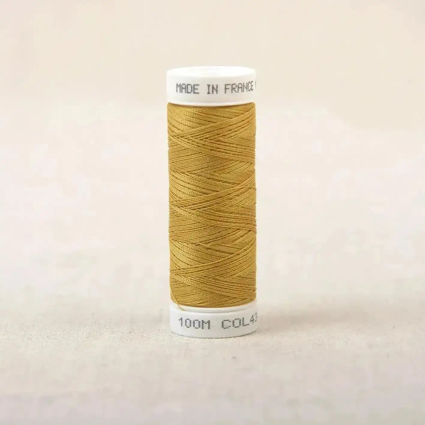 Fil à coudre marron