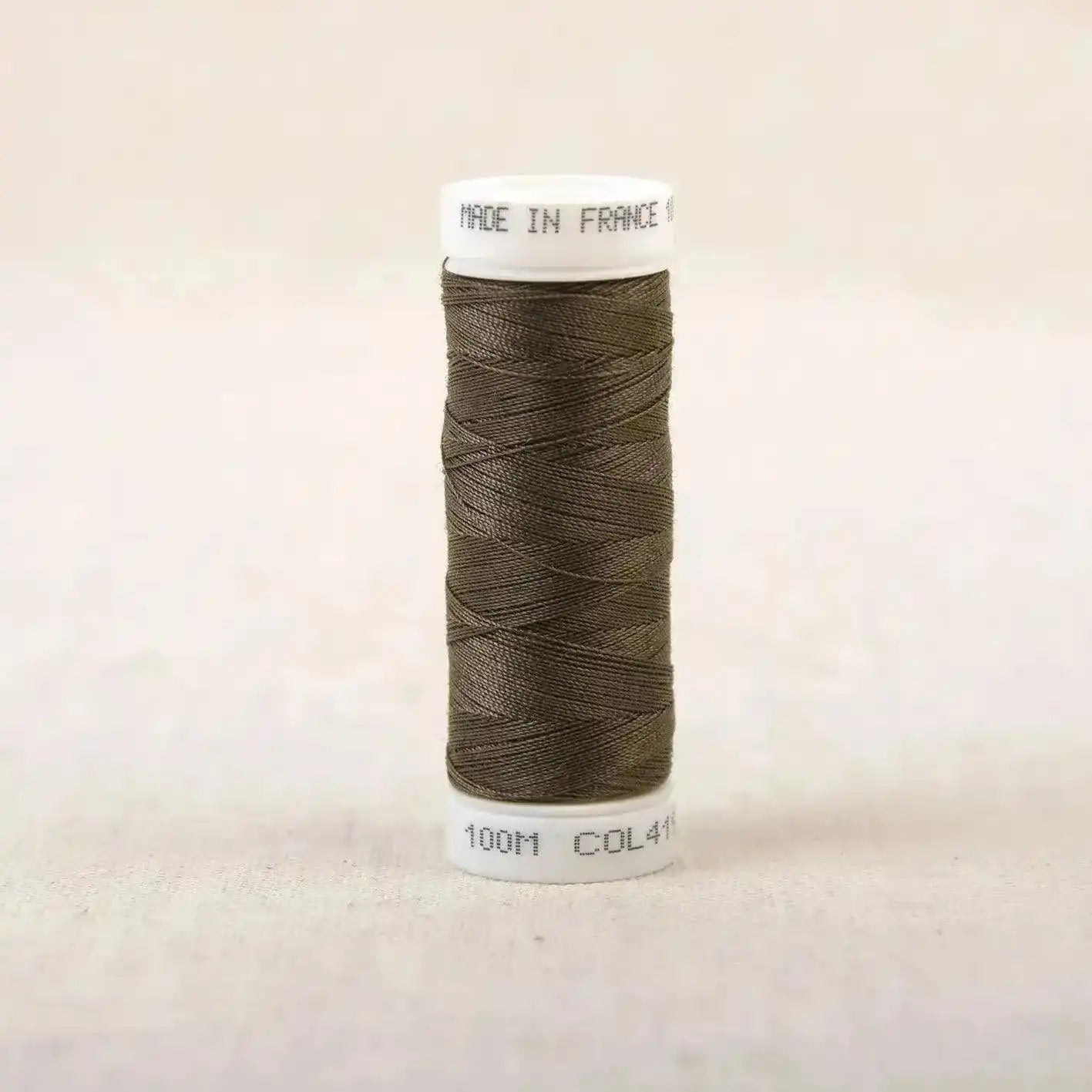 Fil à coudre marron