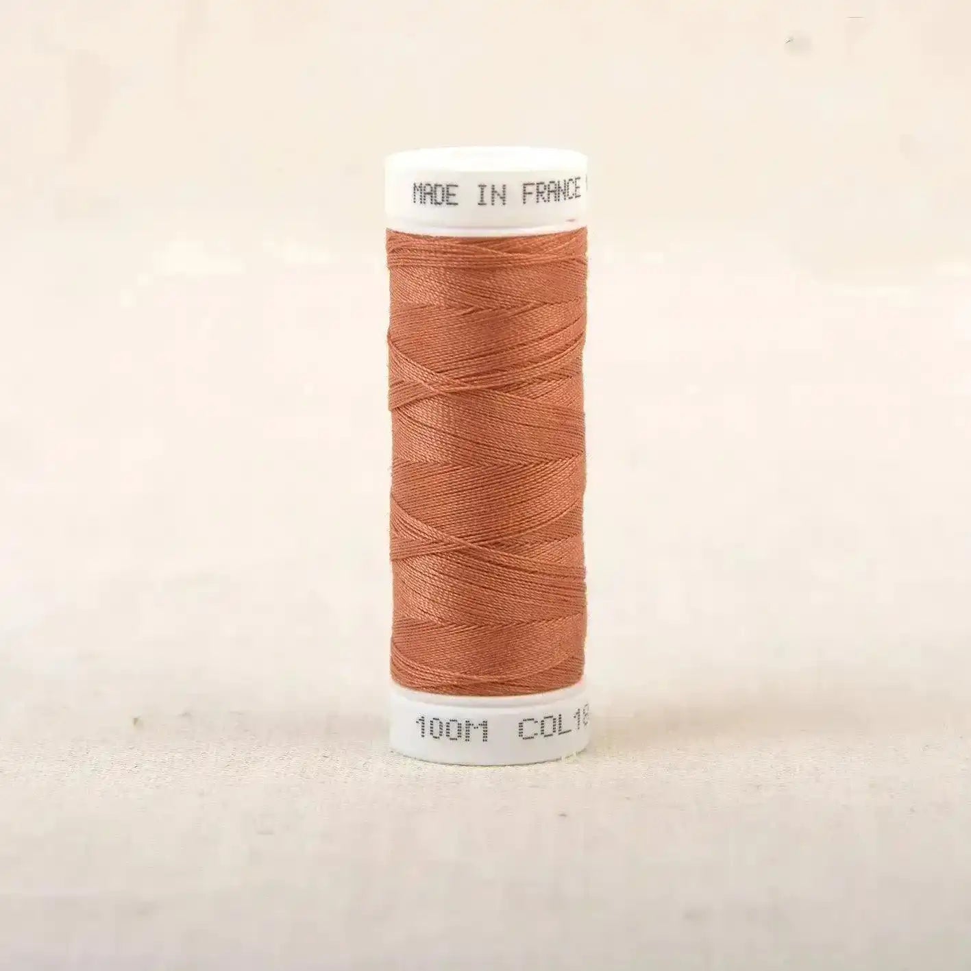 Fil à coudre orange