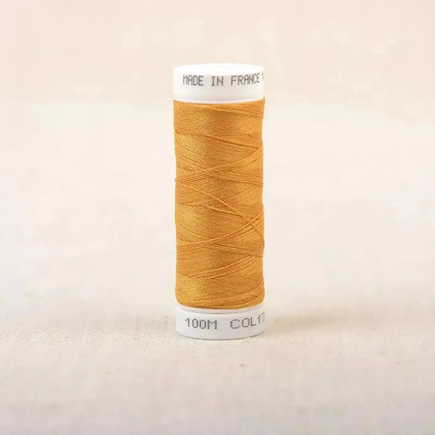 Fil à coudre orange