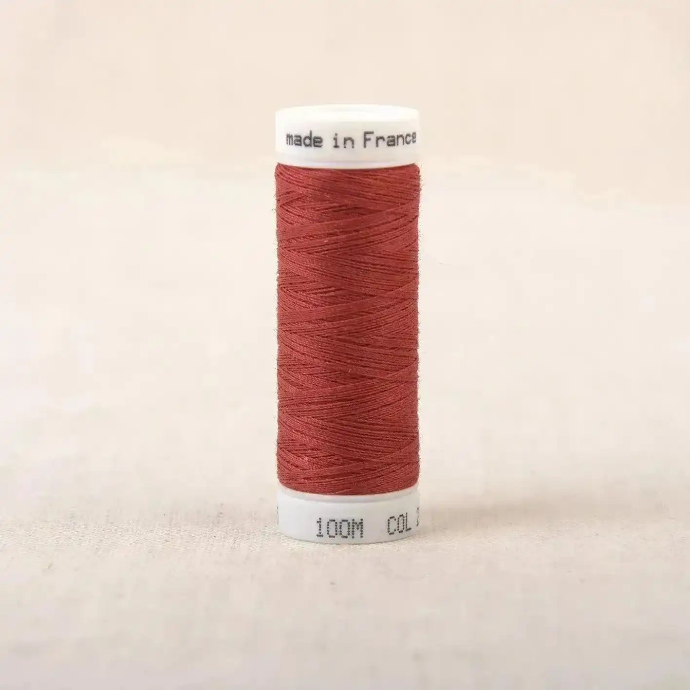 fil-a-coudre-rouge