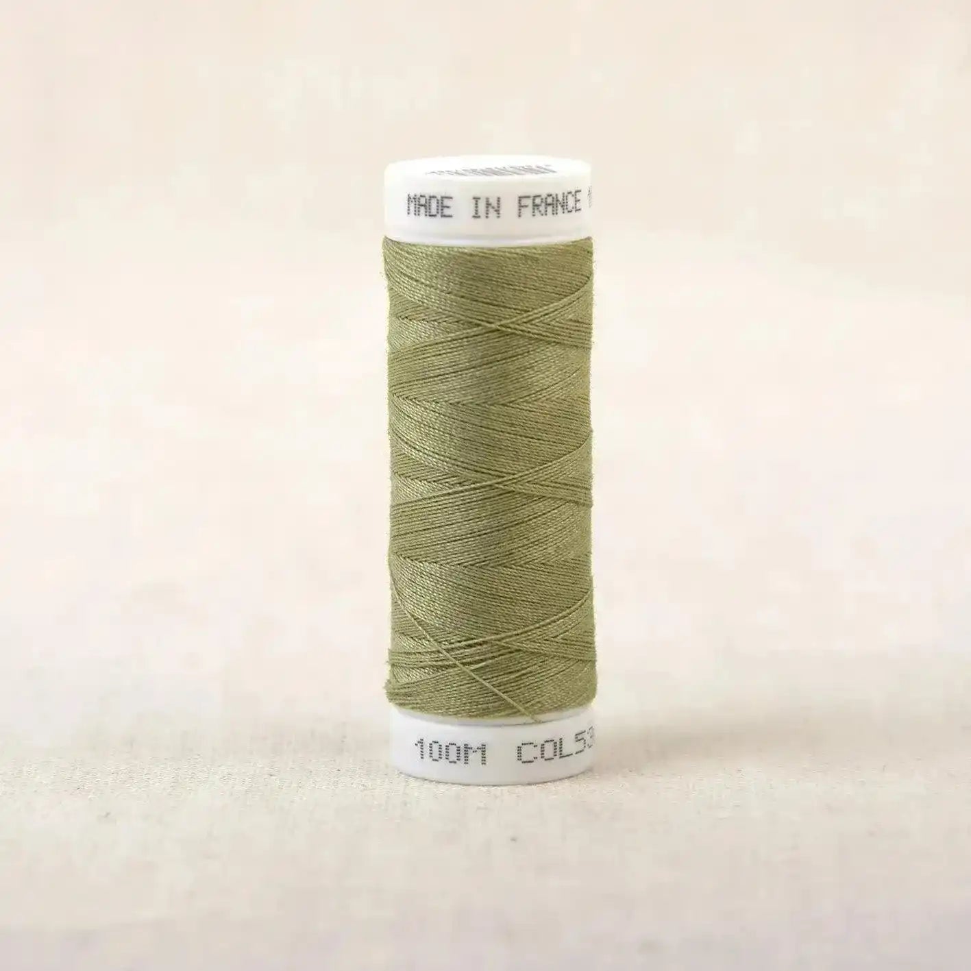 Fil à coudre vert