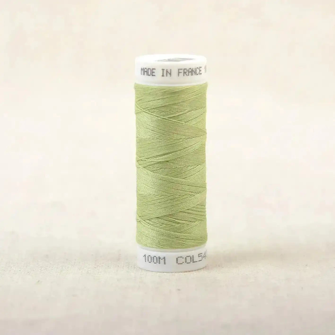 Fil à coudre vert