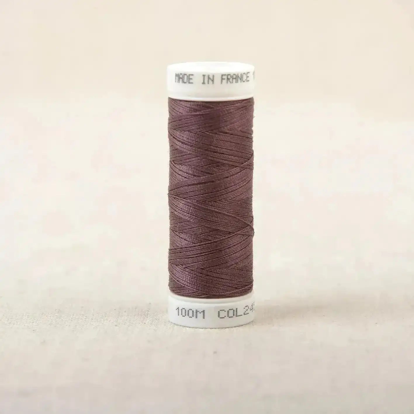 Fil à coudre violet