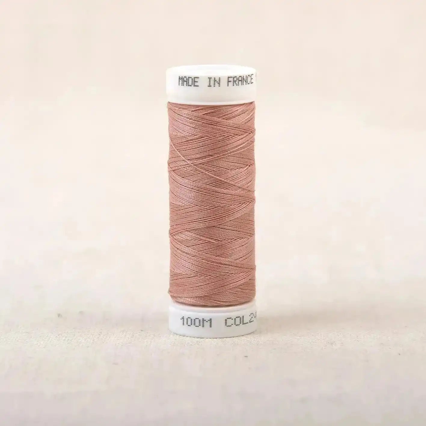 Fil à coudre violet