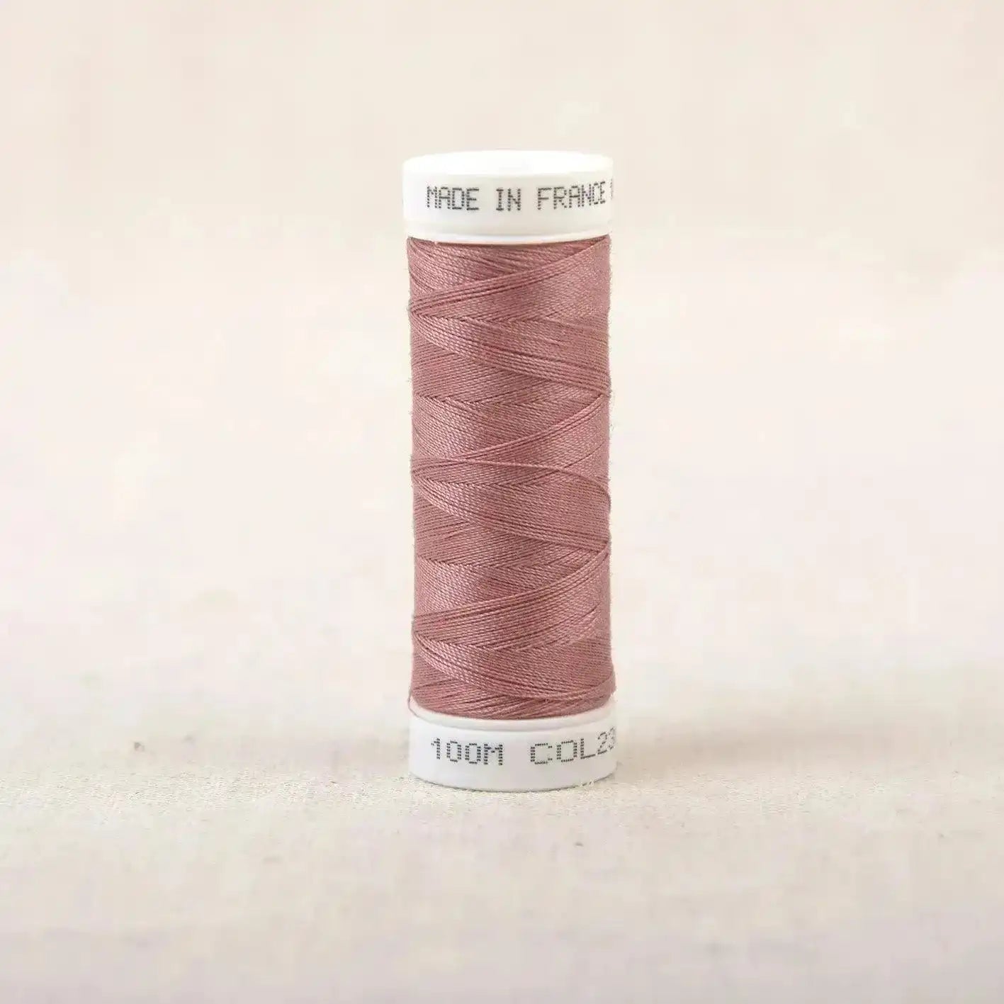 Fil à coudre violet