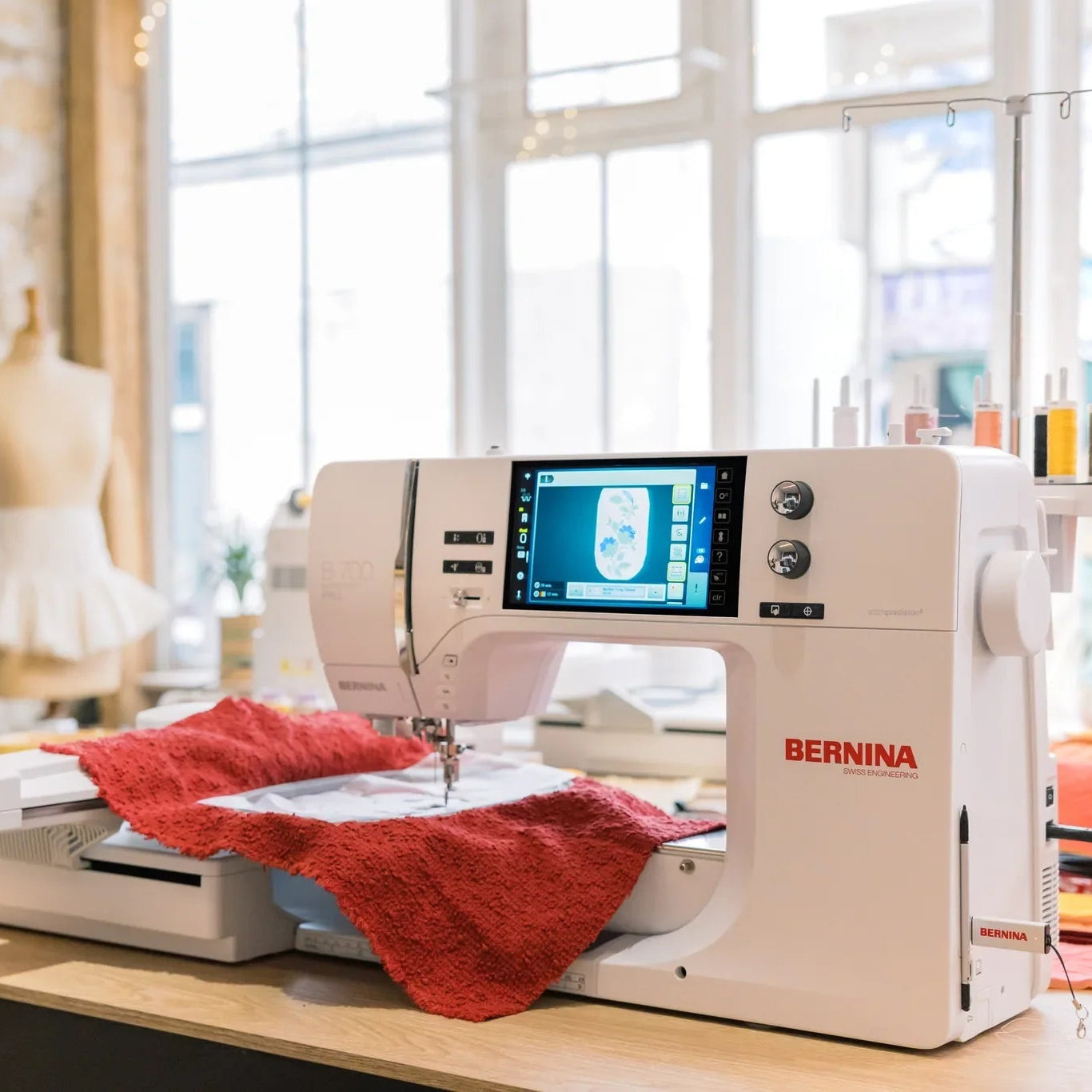 Machine à broder BERNINA 700 PRO — en situation, atelier de couture