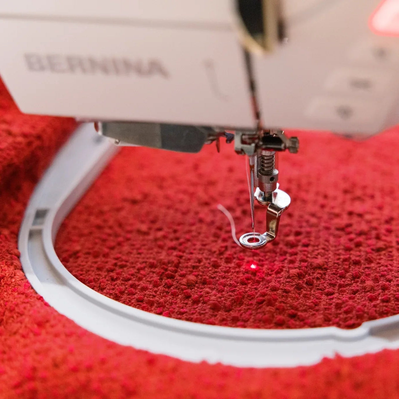 Machine à broder BERNINA 700 PRO — en situation, atelier de couture