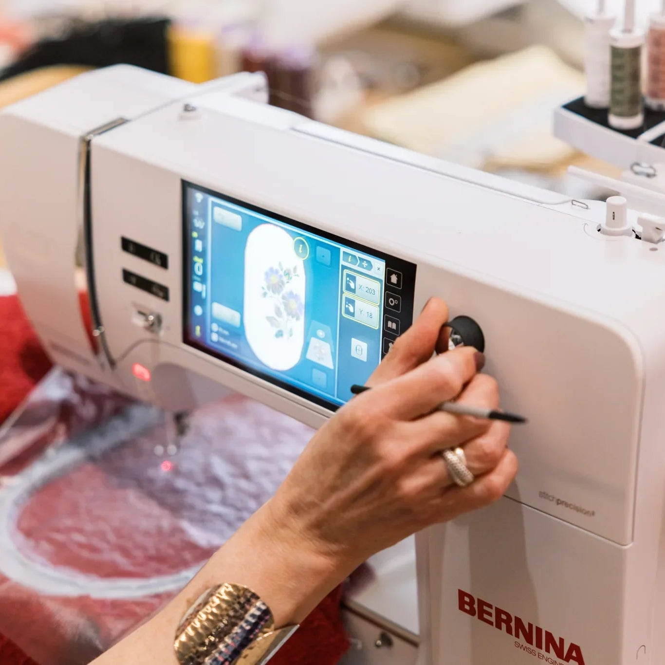 Machine à broder BERNINA 700 PRO — en situation, atelier de couture