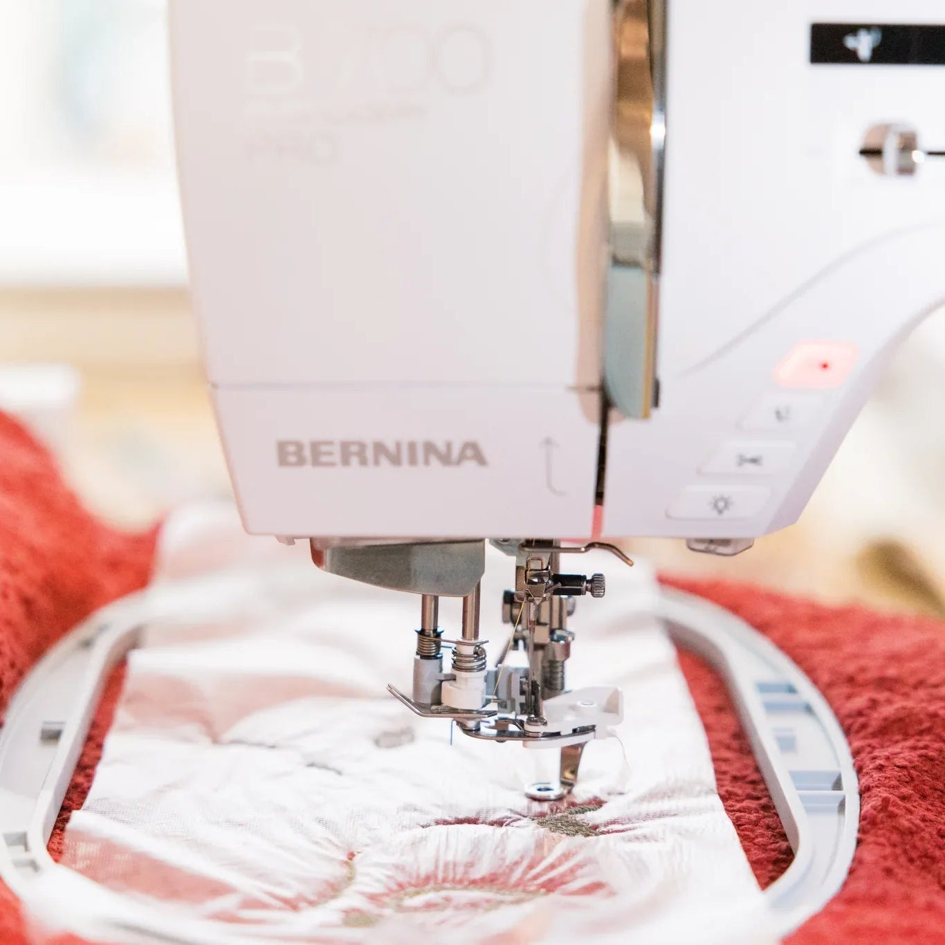 Machine à broder BERNINA 700 PRO — en situation, atelier de couture