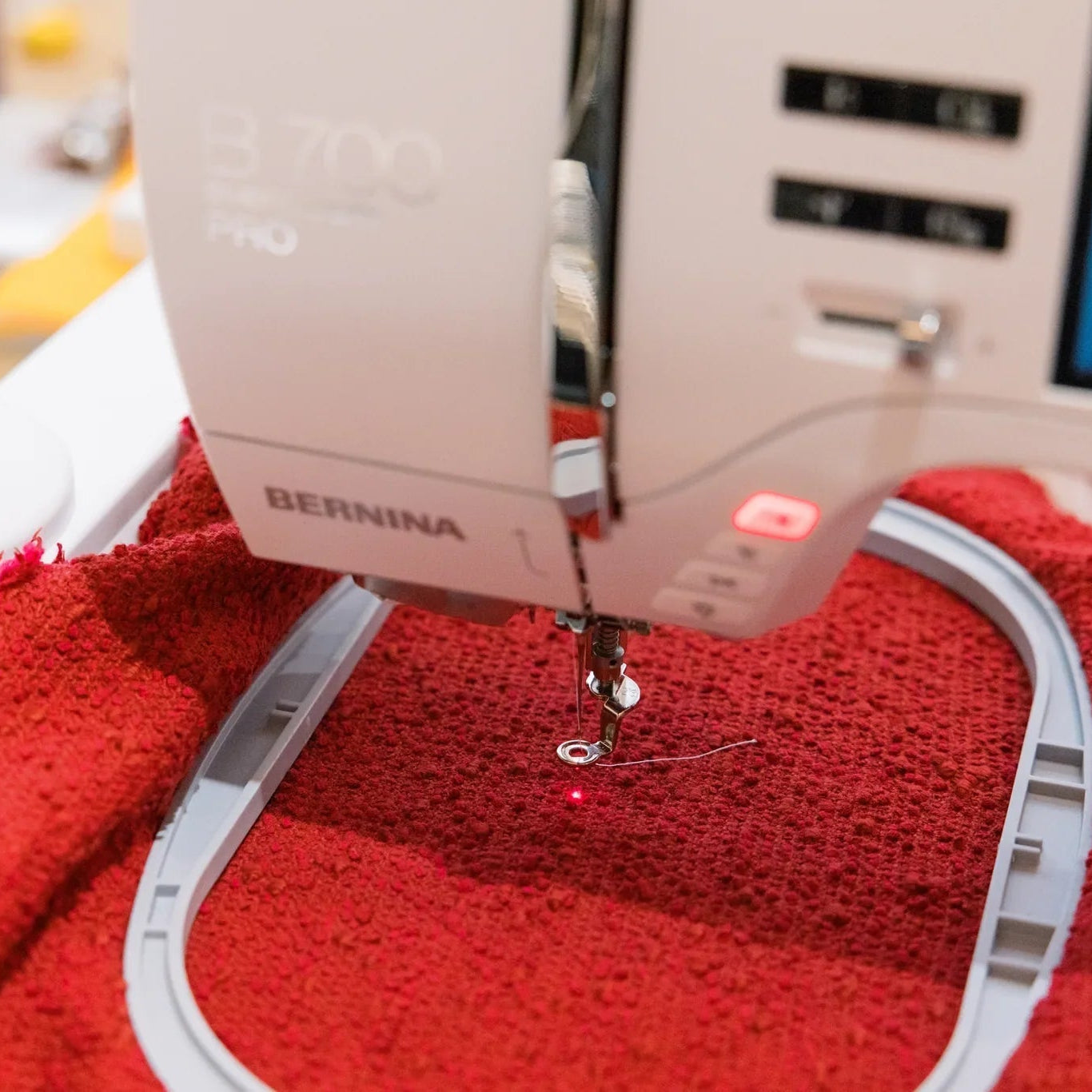 Machine à broder BERNINA 700 PRO — en situation, atelier de couture