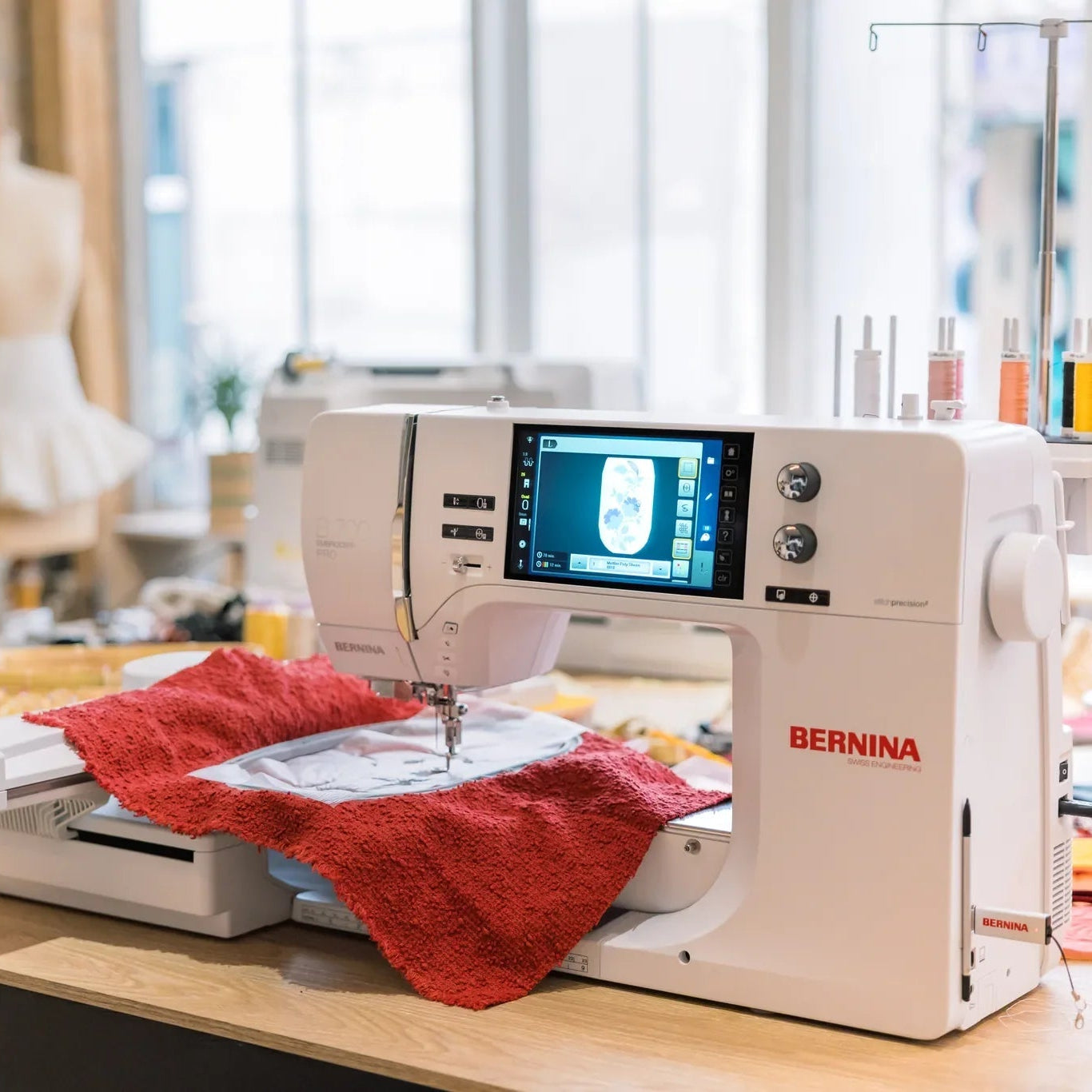 Machine à broder BERNINA 700 PRO — en situation, atelier de couture