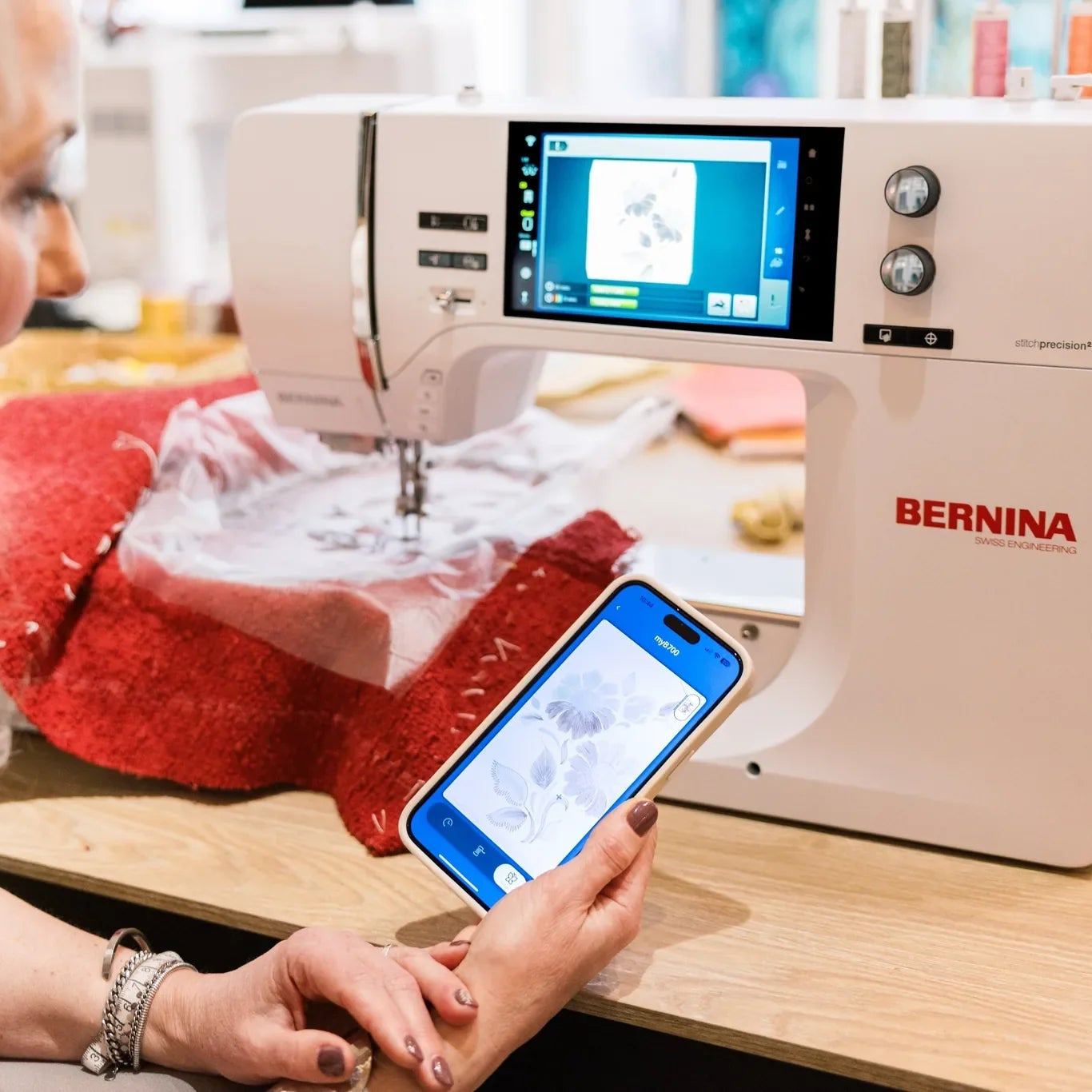 Machine à broder BERNINA 700 PRO — en situation, atelier de couture