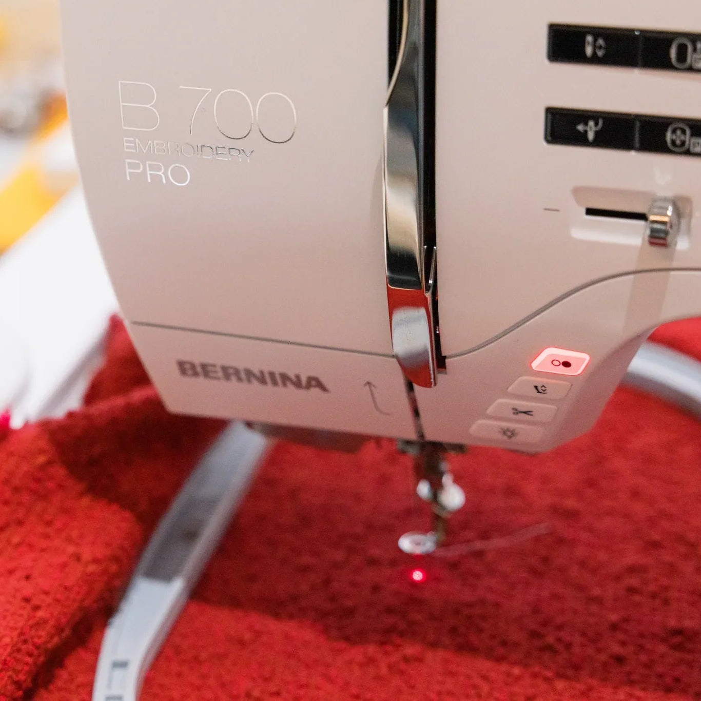 Machine à broder BERNINA 700 PRO — en situation, atelier de couture