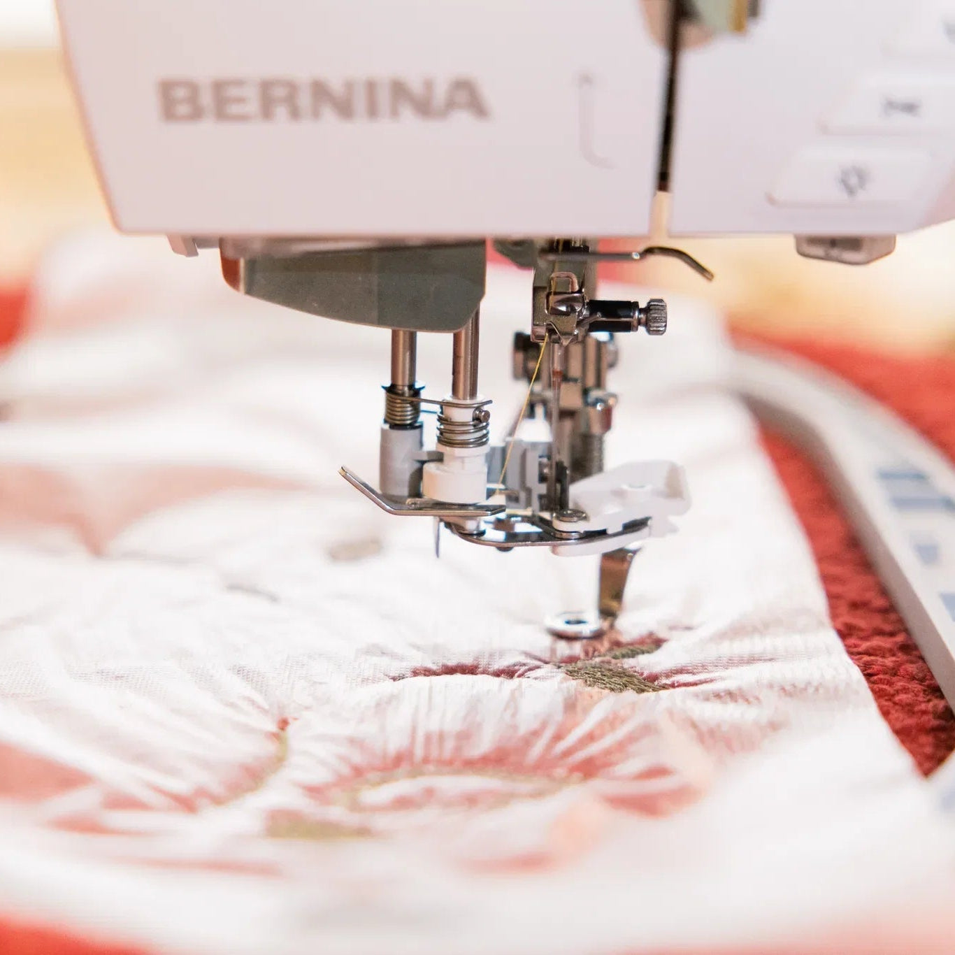 Machine à broder BERNINA 700 PRO — en situation, atelier de couture