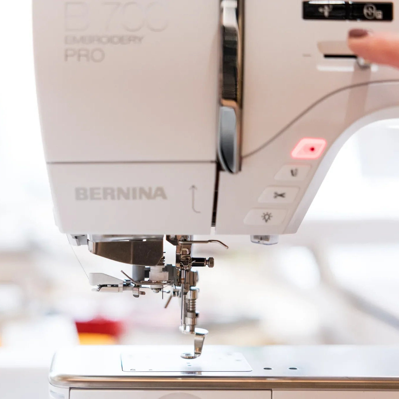 Machine à broder BERNINA 700 PRO — en situation, atelier de couture