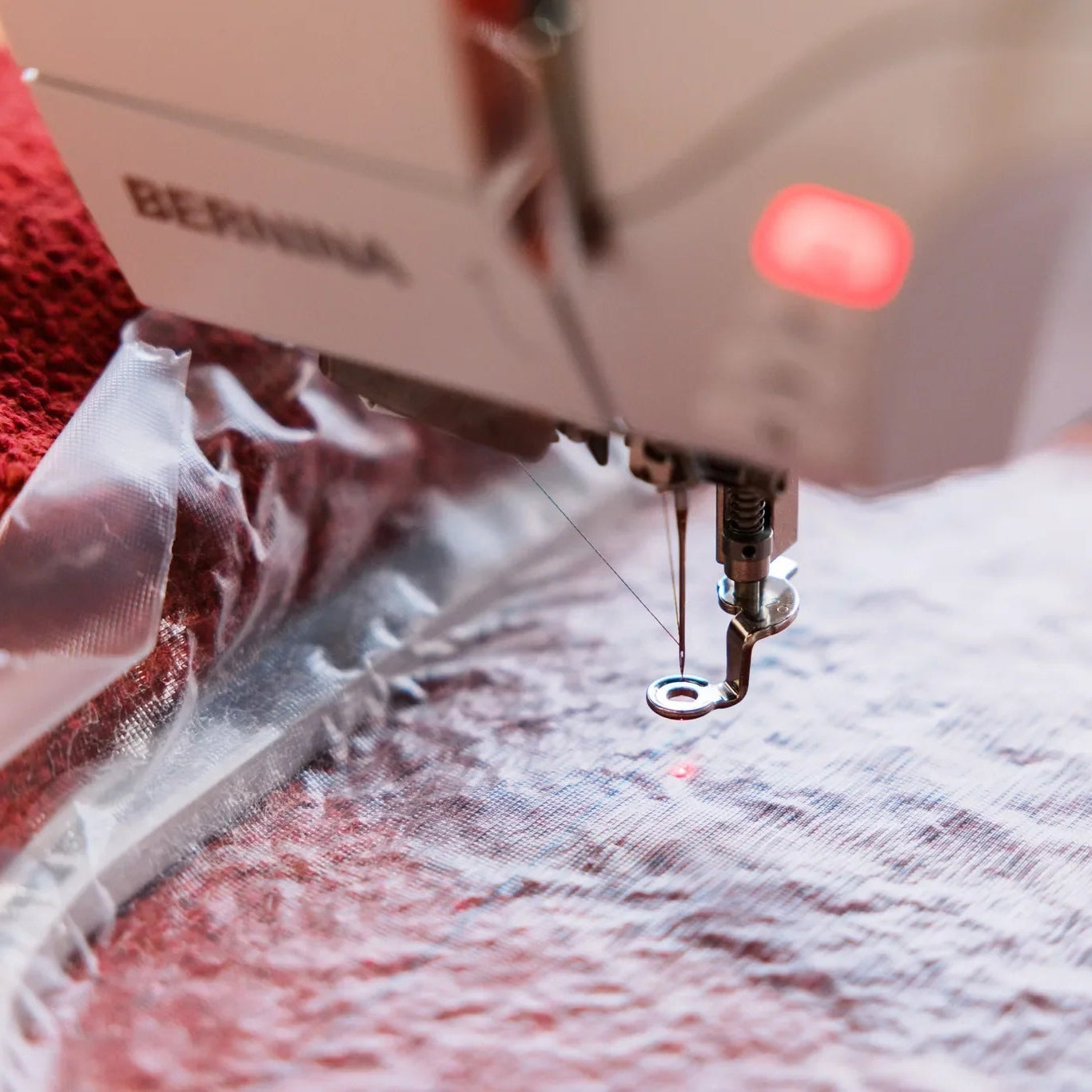 Machine à broder BERNINA 700 PRO — en situation, atelier de couture