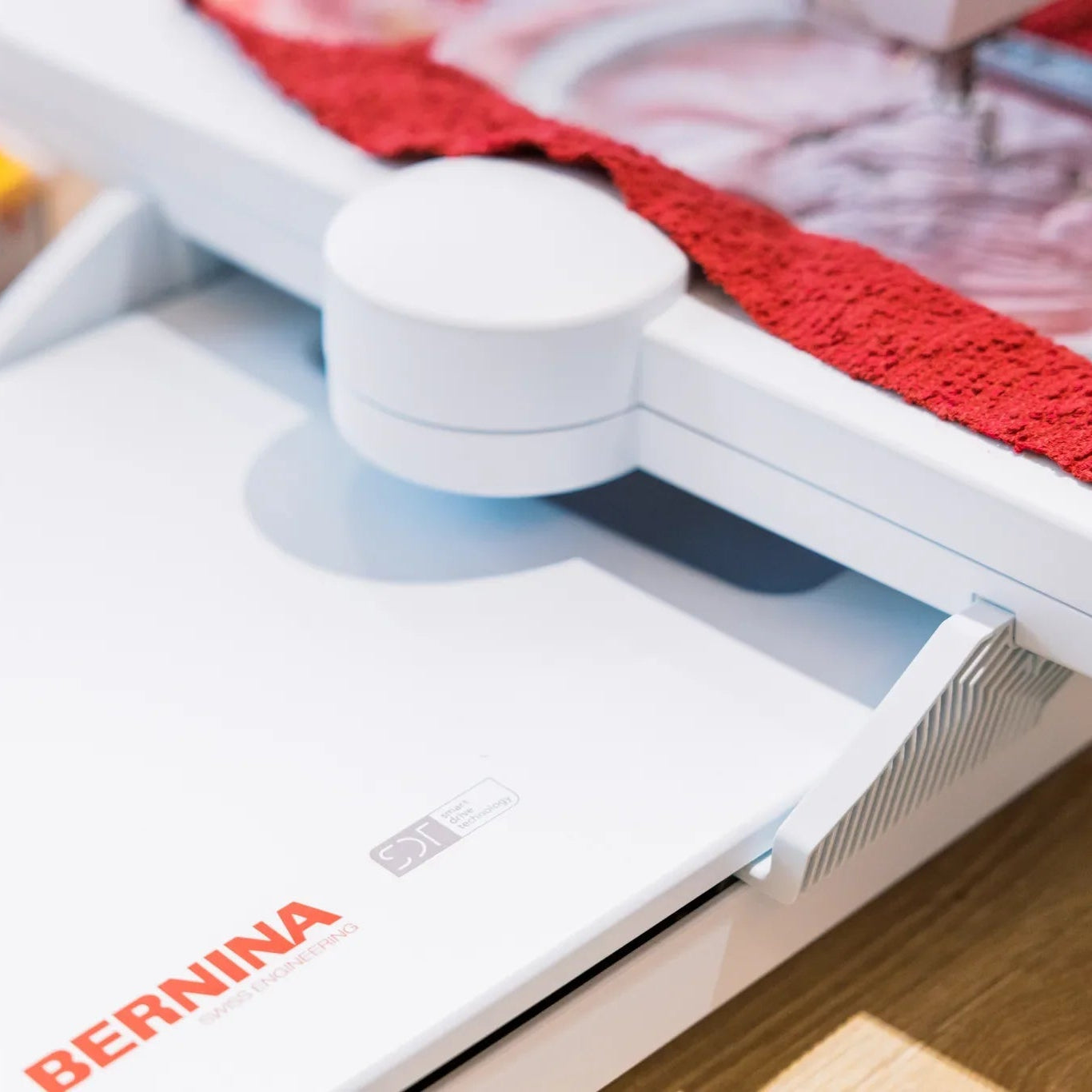 Machine à broder BERNINA 700 PRO — en situation, atelier de couture