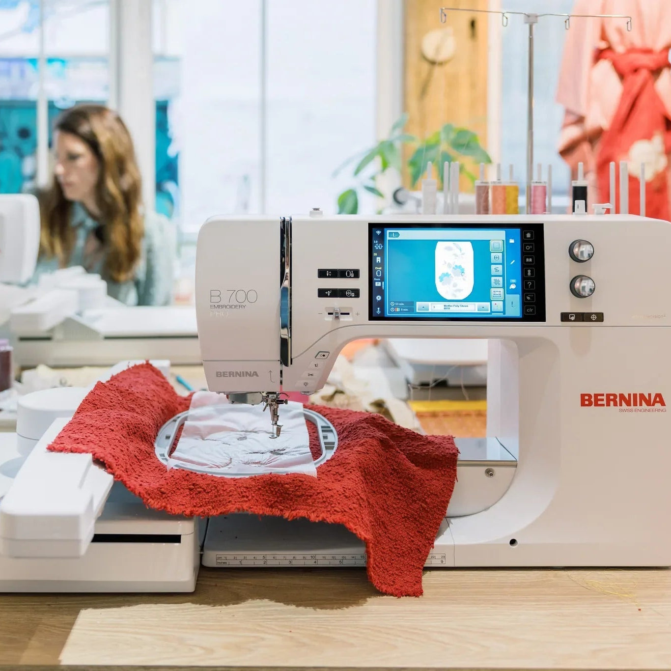Machine à broder BERNINA 700 PRO — en situation, atelier de couture