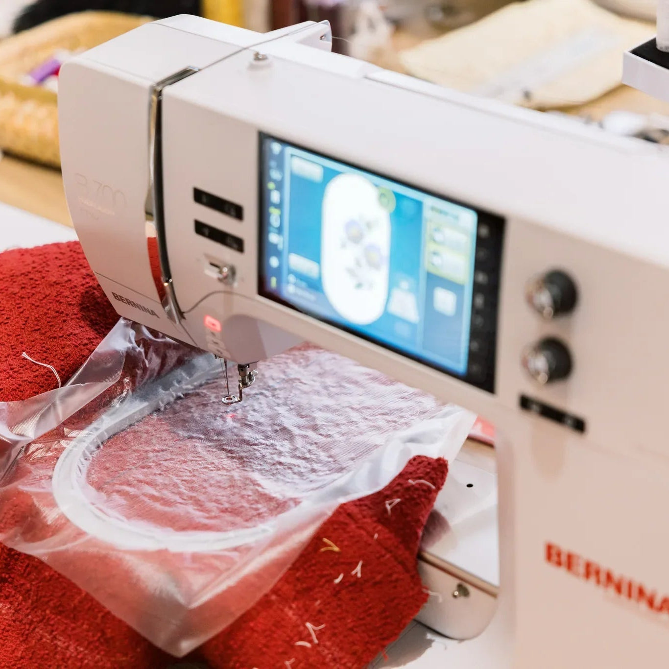 Machine à broder BERNINA 700 PRO — en situation, atelier de couture