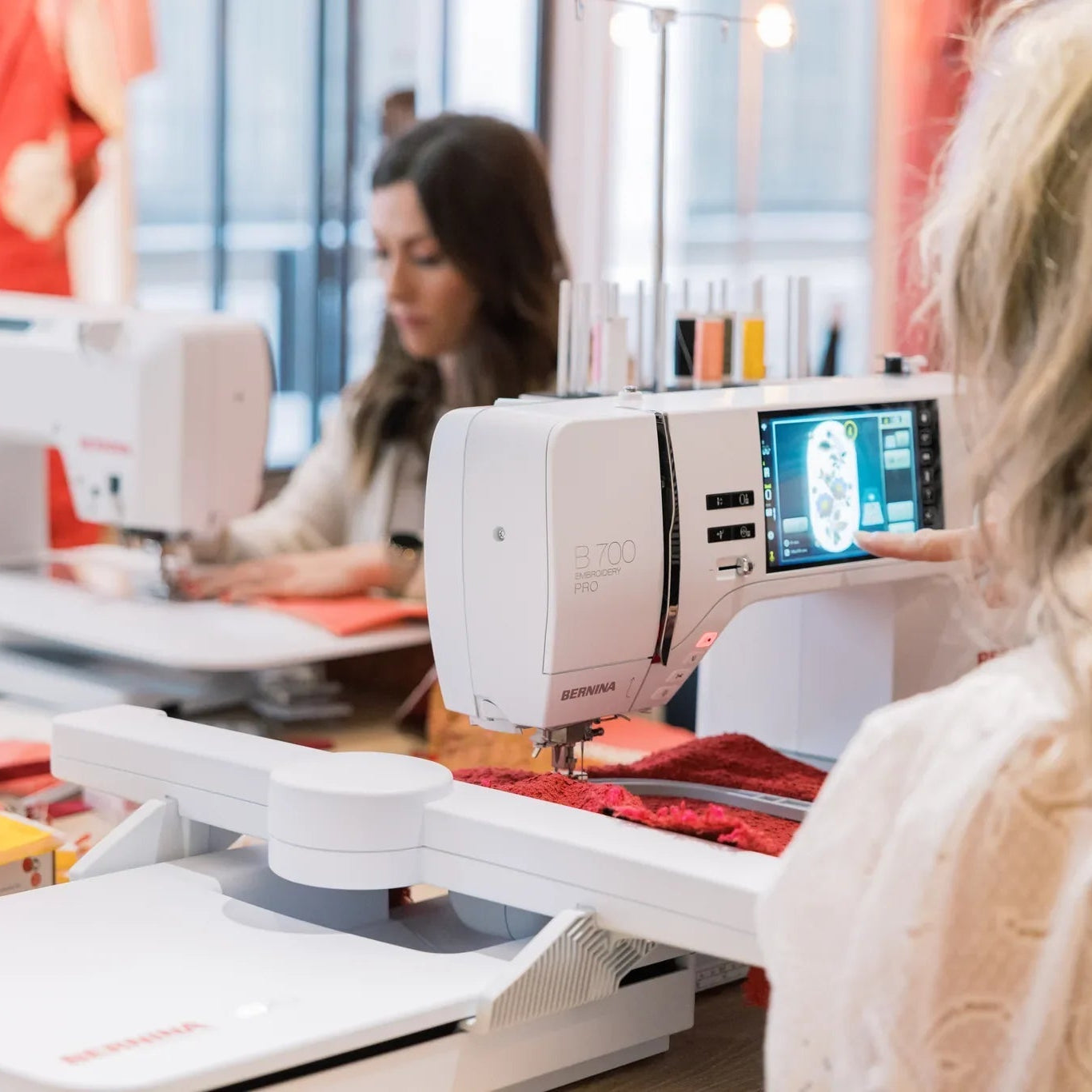 Machine à broder BERNINA 700 PRO — en situation, atelier de couture