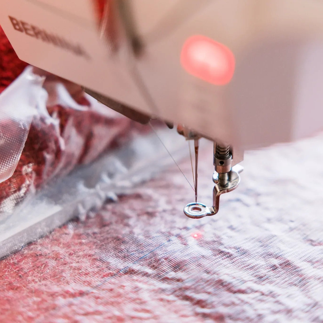 Machine à broder BERNINA 700 PRO — en situation, atelier de couture