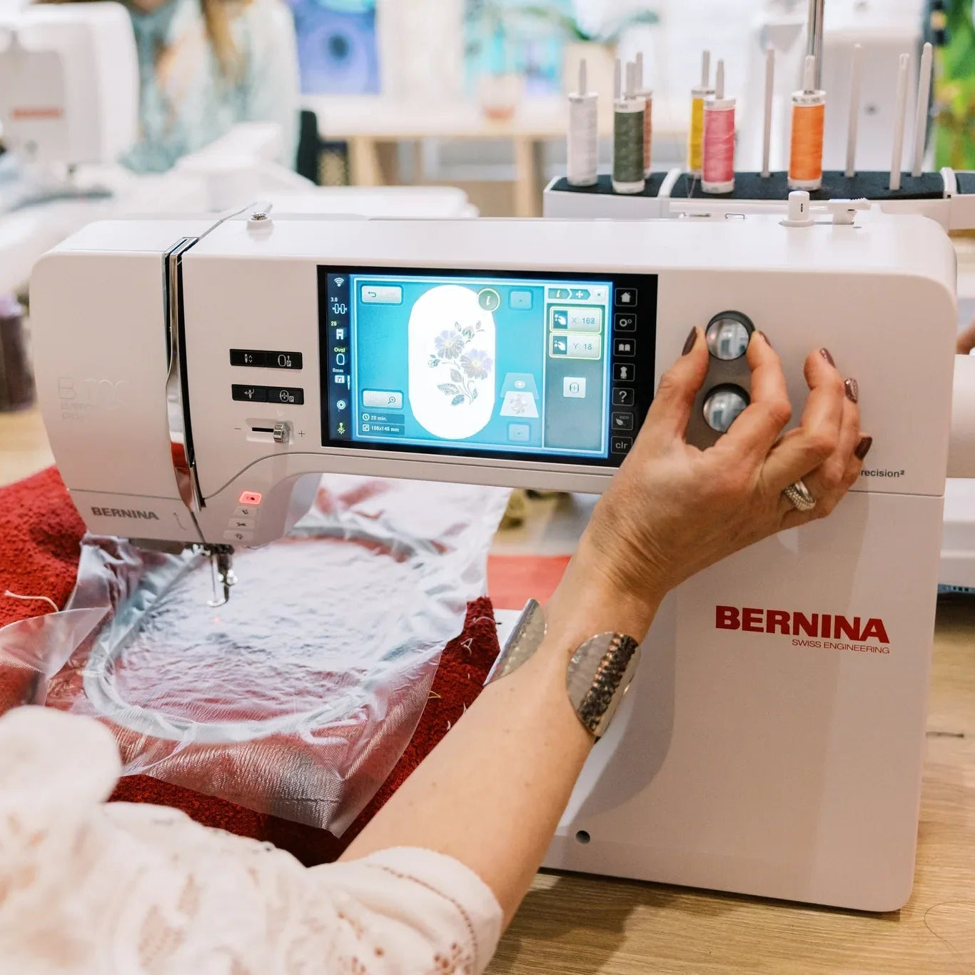 Machine à broder BERNINA 700 PRO — en situation, atelier de couture