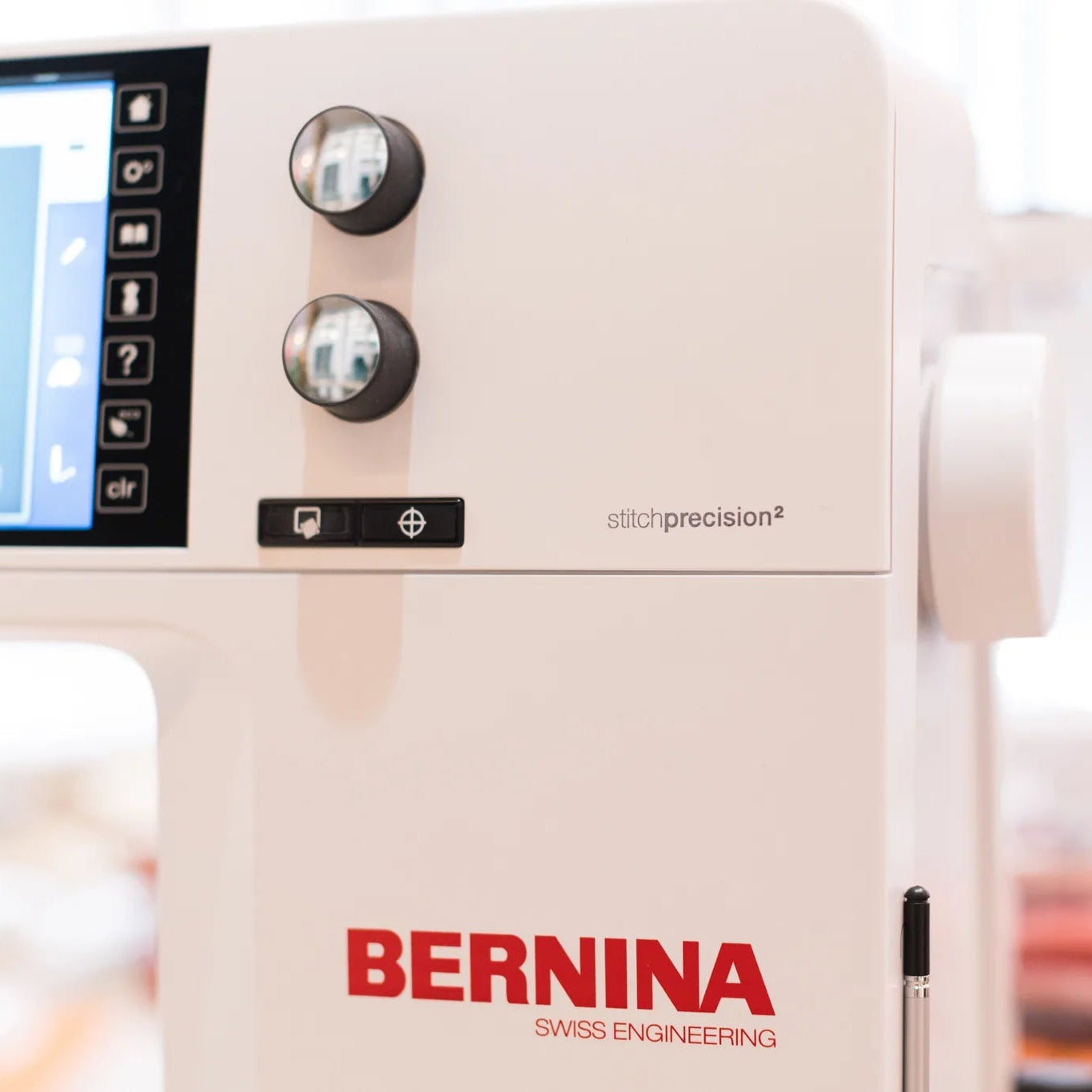 Machine à broder BERNINA 700 PRO — en situation, atelier de couture
