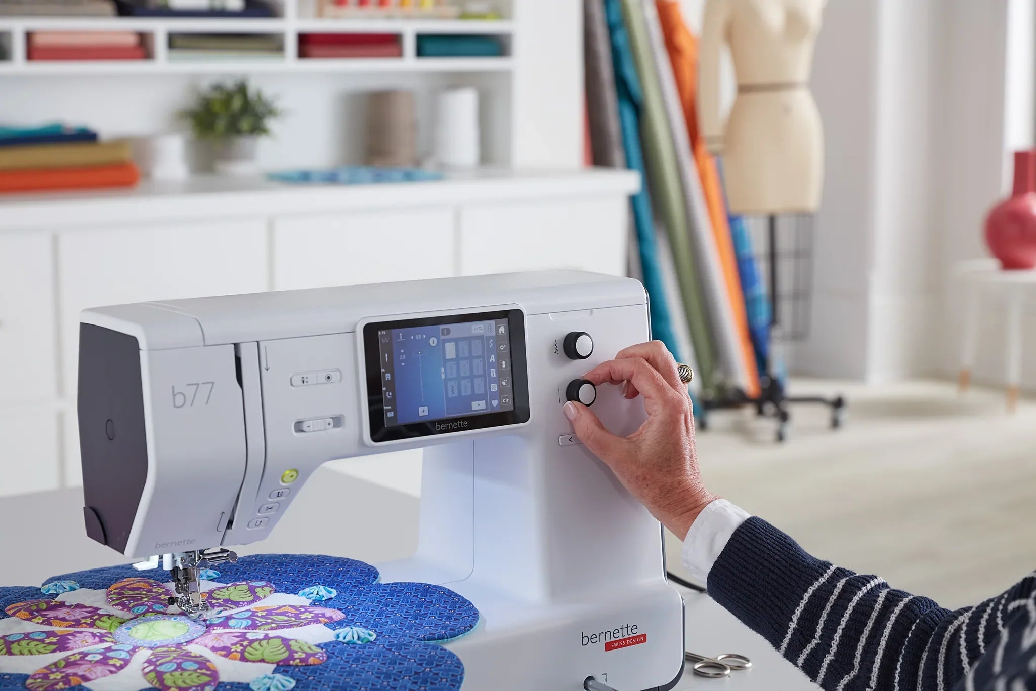 Machine à coudre bernette 77 — en couture, en situation
