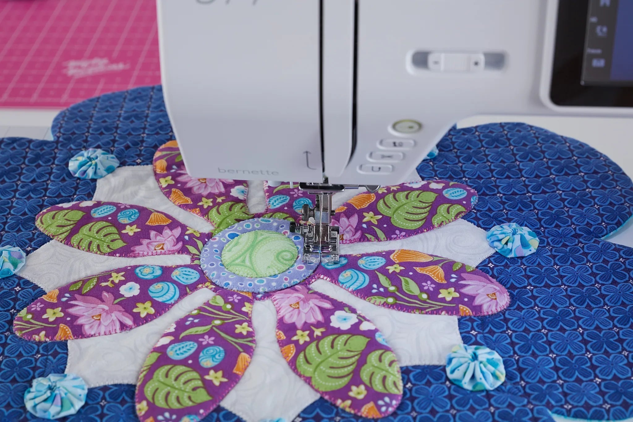 Machine à coudre bernette 77 — en couture, en situation