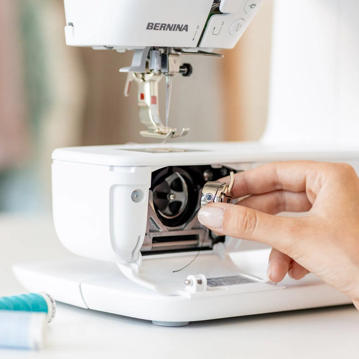 Machine à coudre BERNINA 325 — en situation
