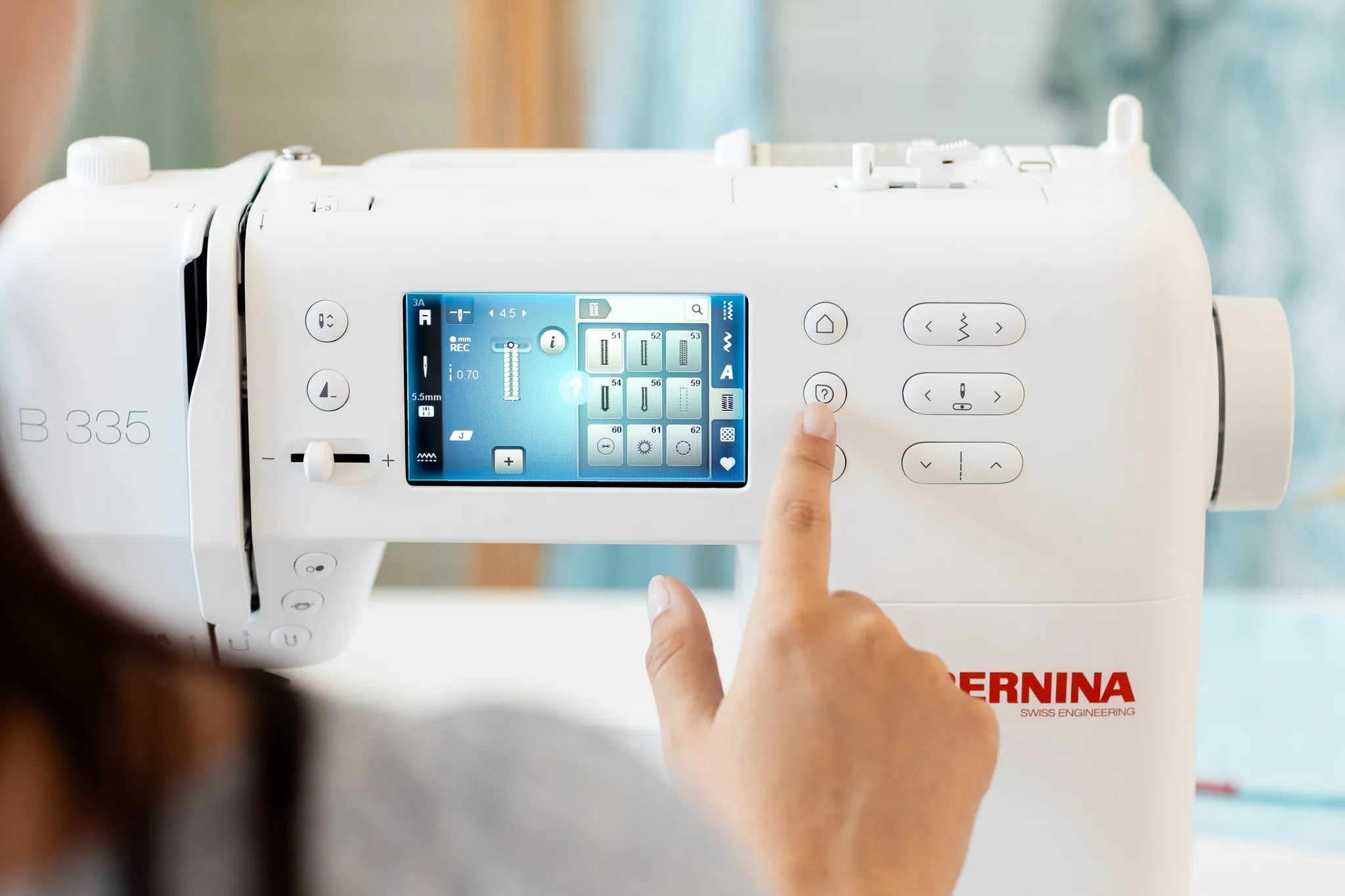 Machine à coudre BERNINA 335 — en situation