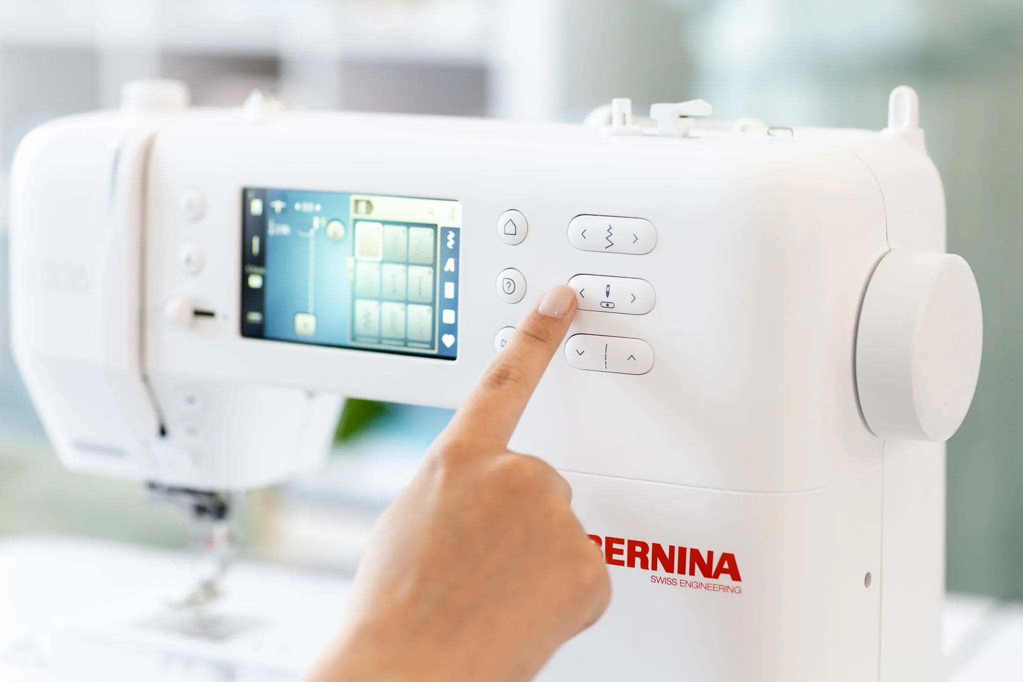 Machine à coudre BERNINA 335 — en situation