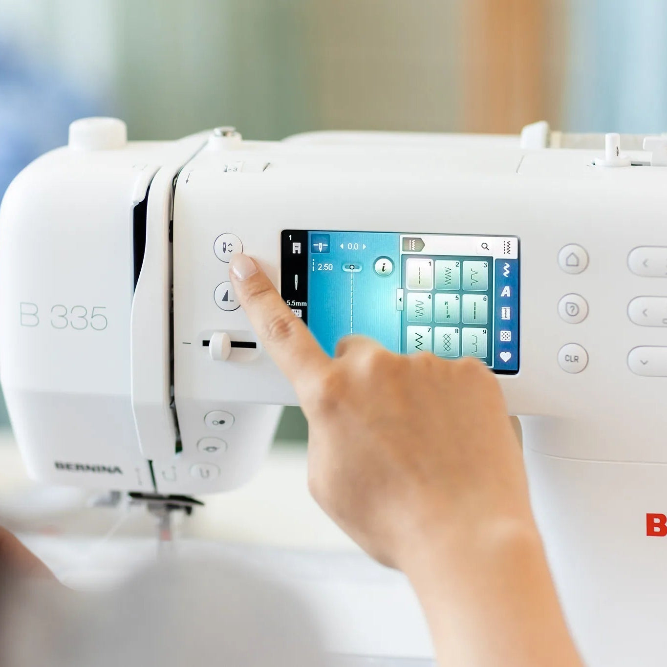 Machine à coudre BERNINA 335 — en situation