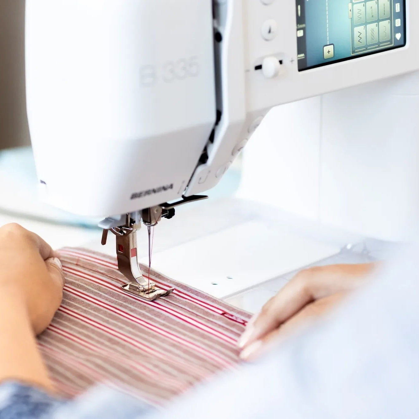 Machine à coudre BERNINA 335 — en situation