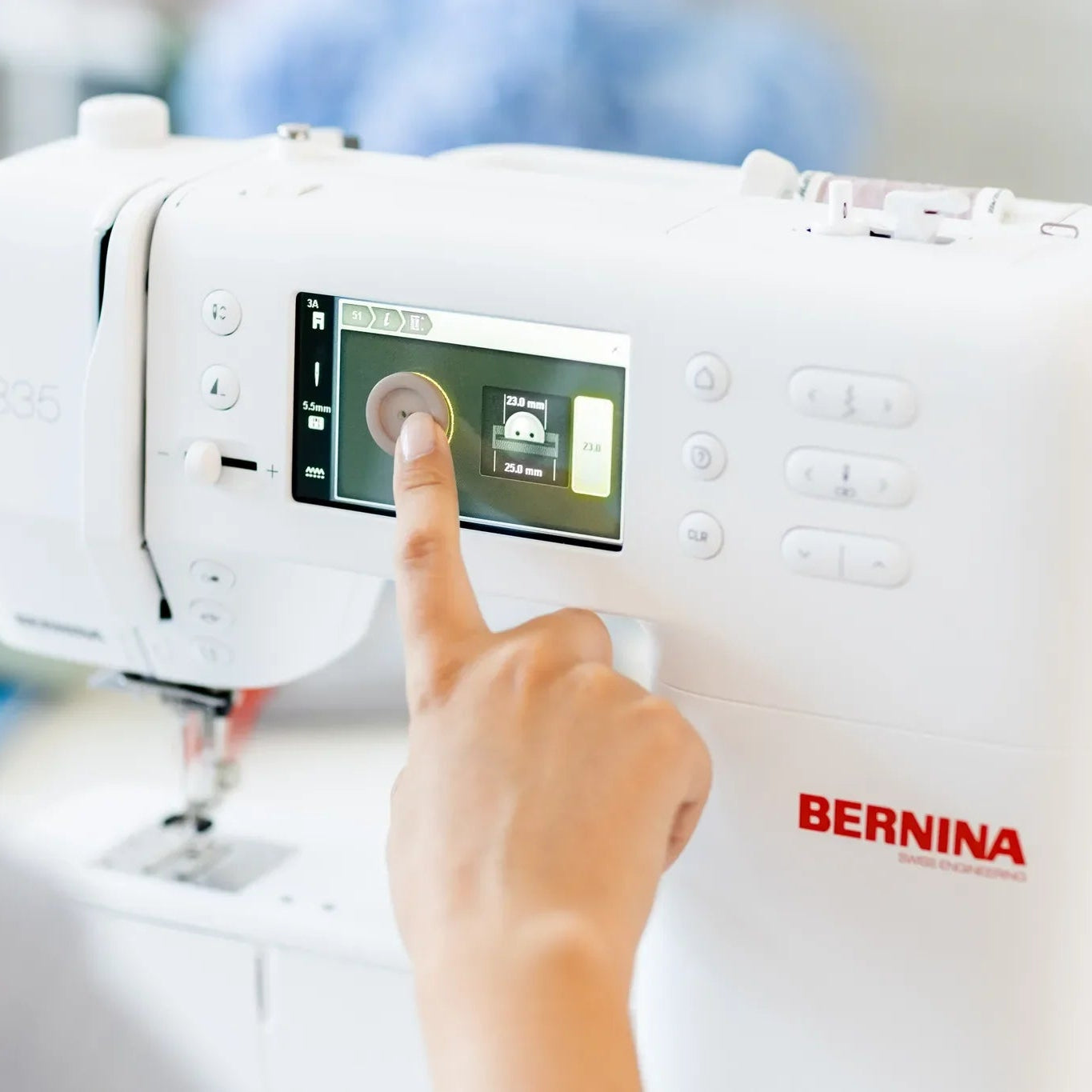 Machine à coudre BERNINA 335 — en situation