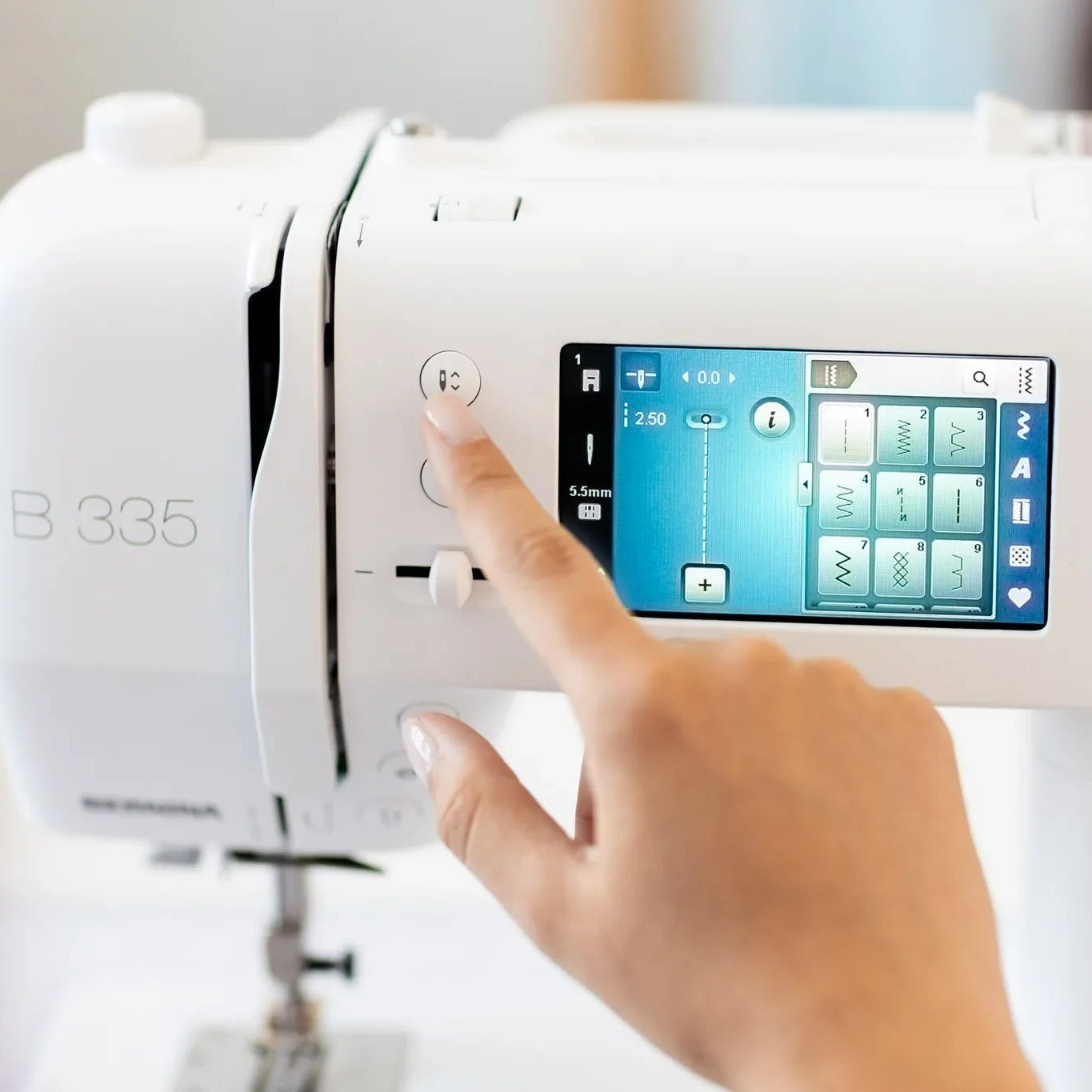 Machine à coudre BERNINA 335 — en situation