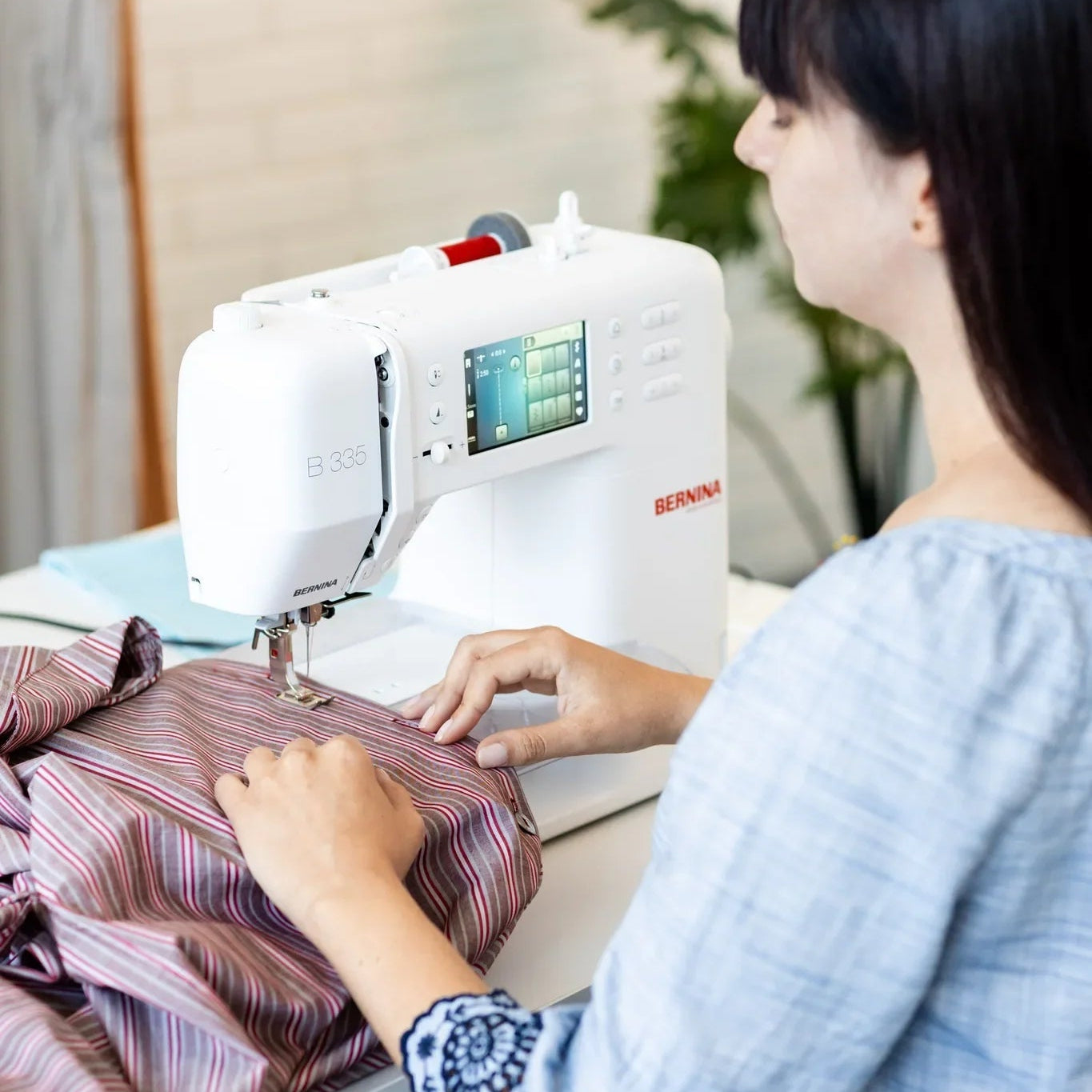 Machine à coudre BERNINA 335 — en situation