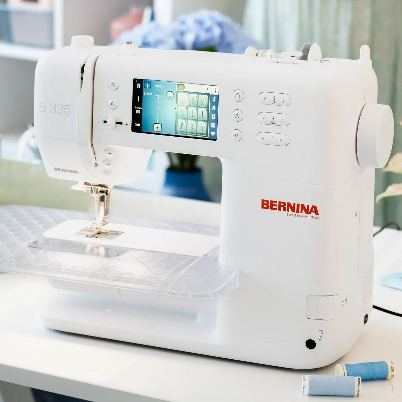 Machine à coudre BERNINA 335 — en situation