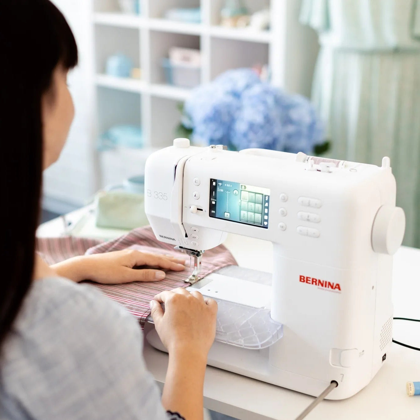 Machine à coudre BERNINA 335 — en situation