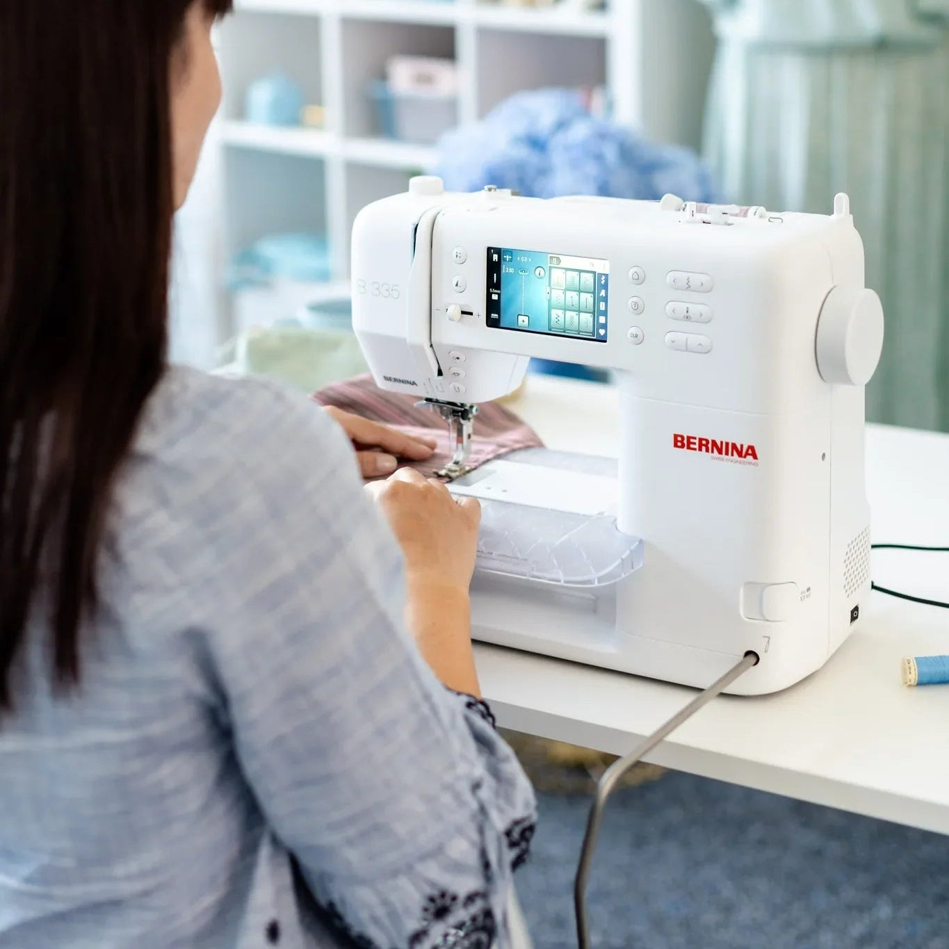 Machine à coudre BERNINA 335 — en situation