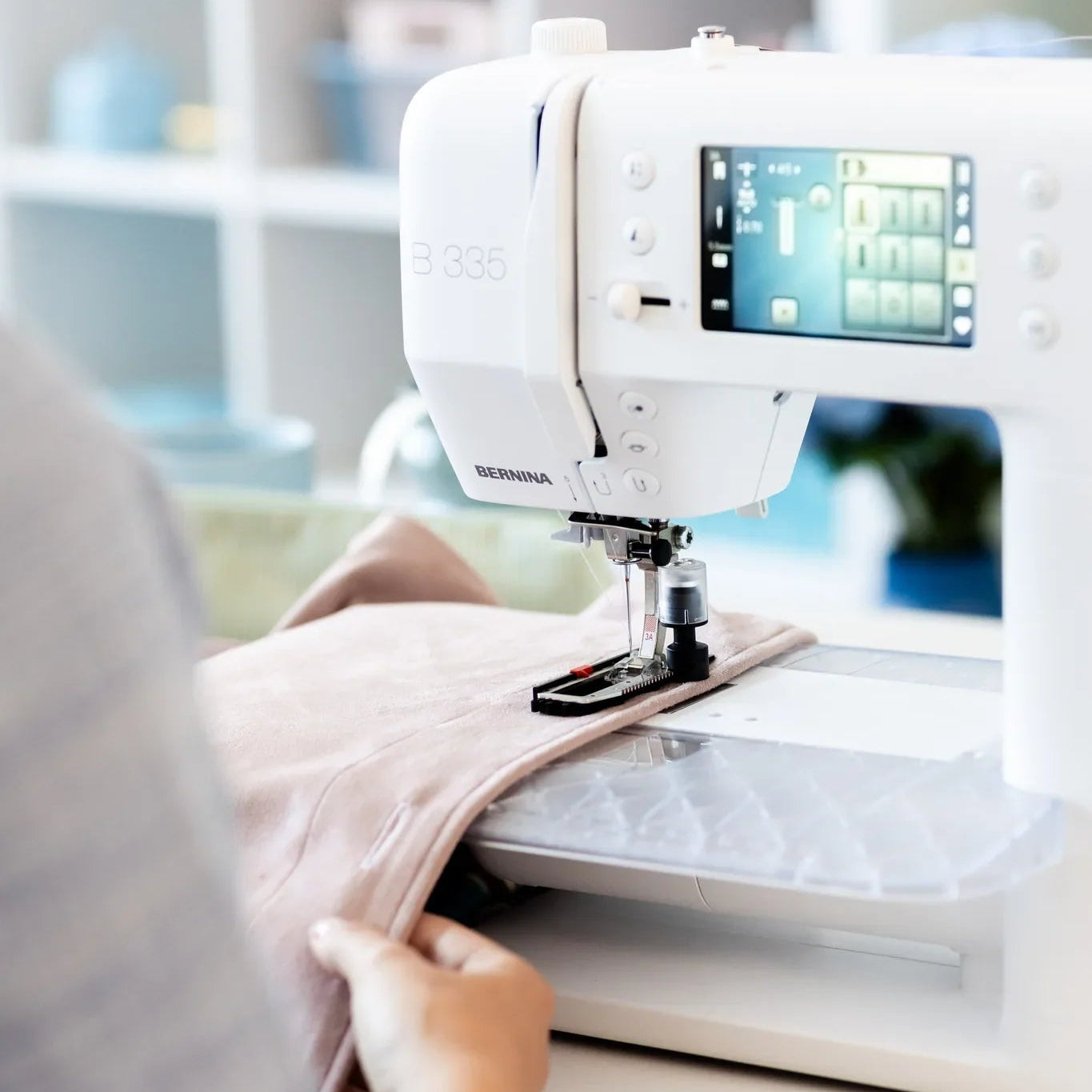 Machine à coudre BERNINA 335 — en situation