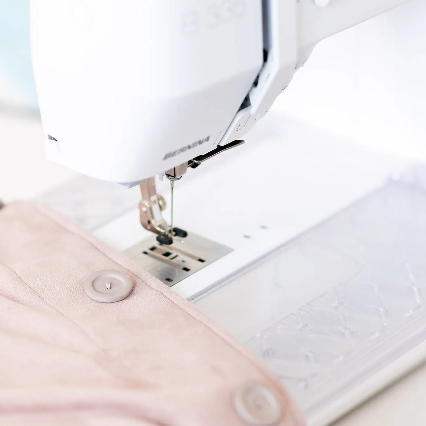 Machine à coudre BERNINA 335 — en situation