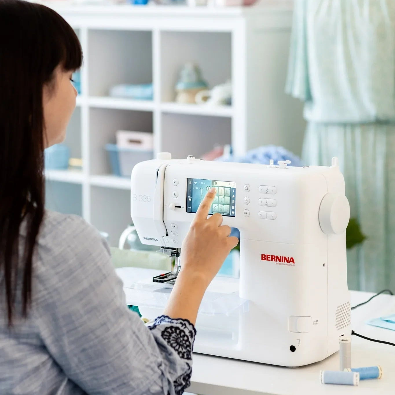 Machine à coudre BERNINA 335 — en situation