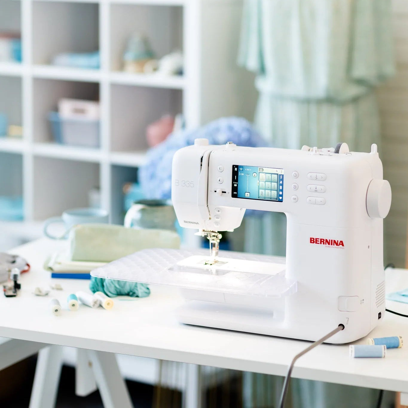 Machine à coudre BERNINA 335 — en situation