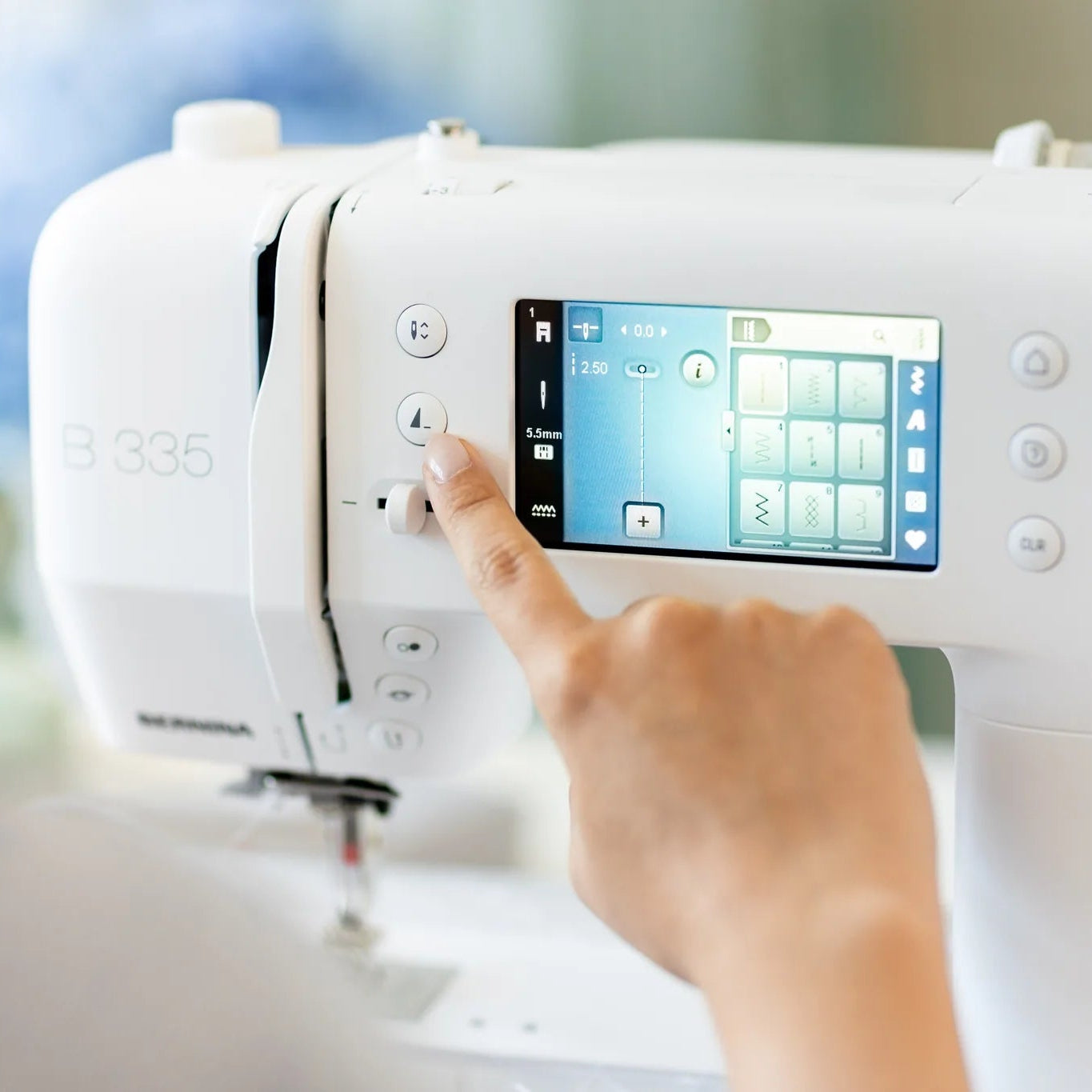 Machine à coudre BERNINA 335 — en situation