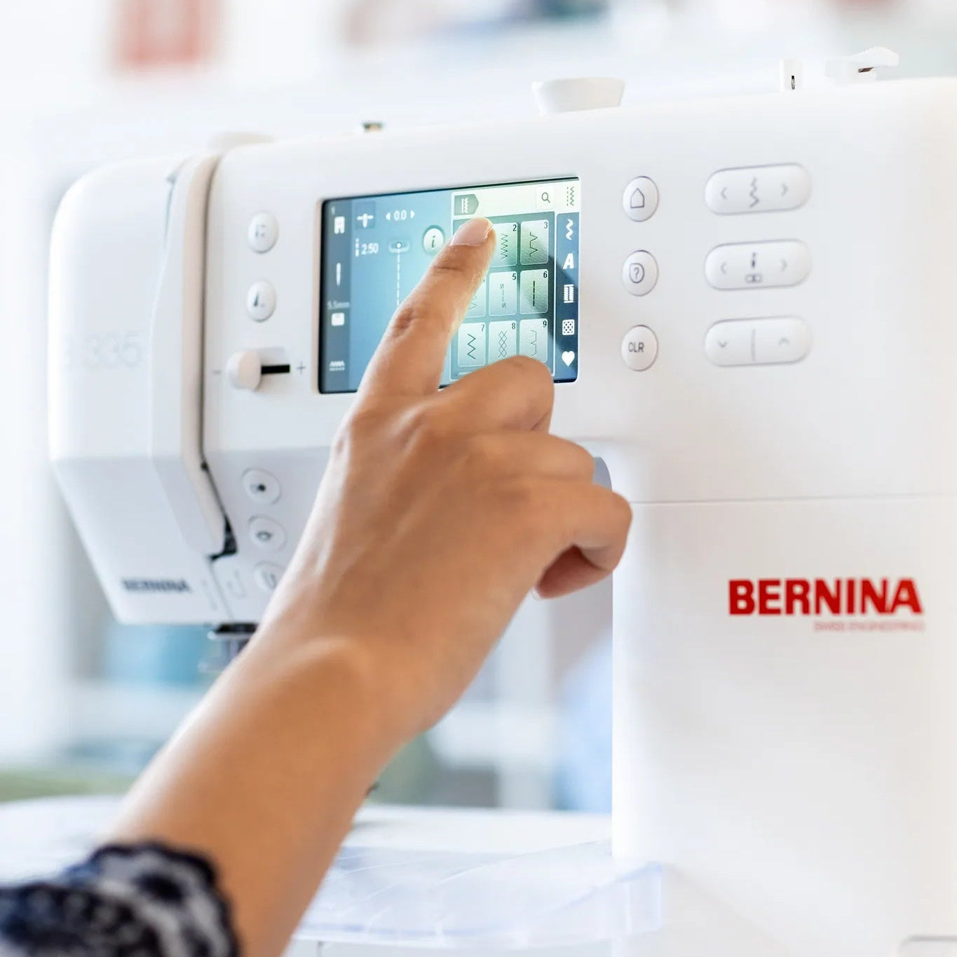 Machine à coudre BERNINA 335 — en situation