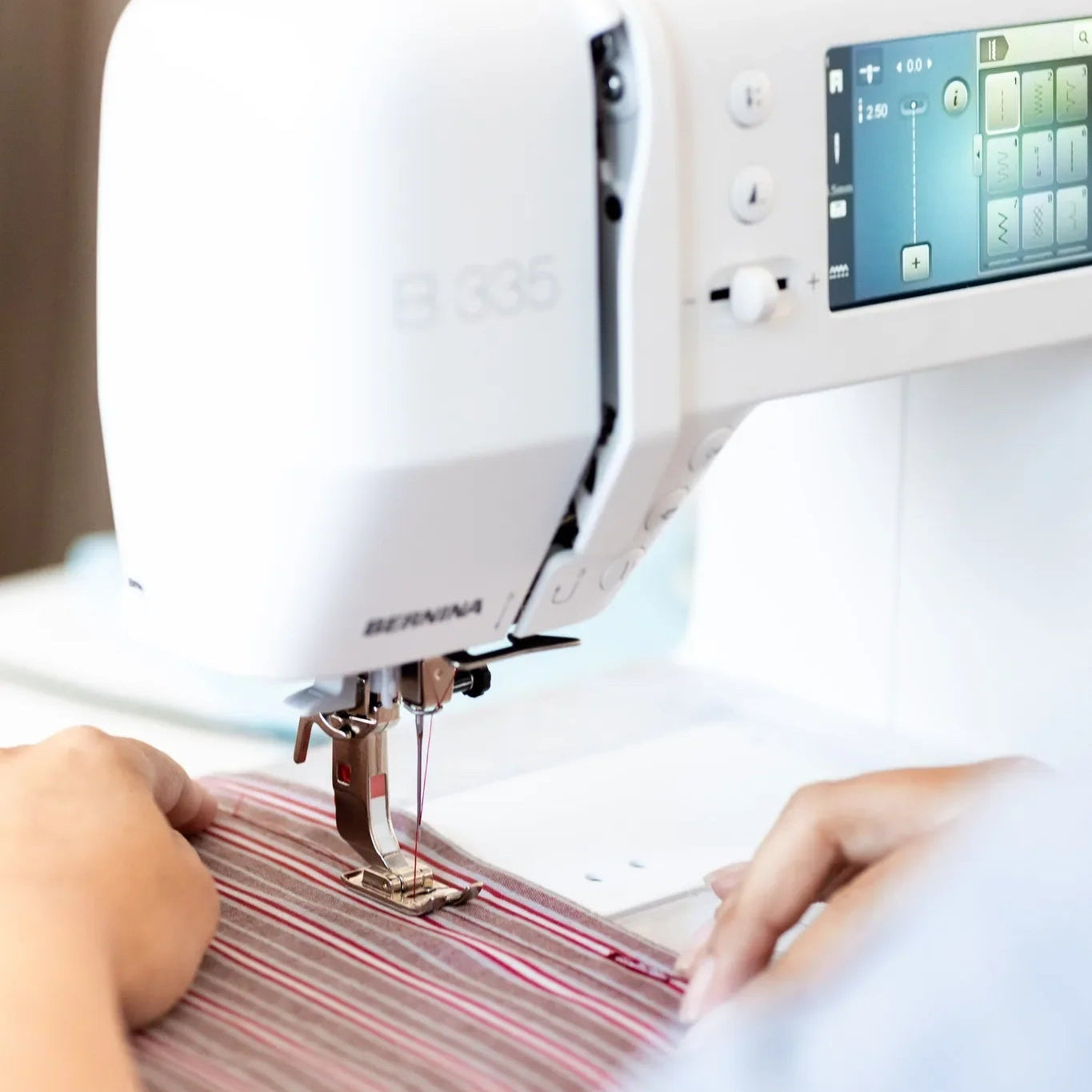 Machine à coudre BERNINA 335 — en situation