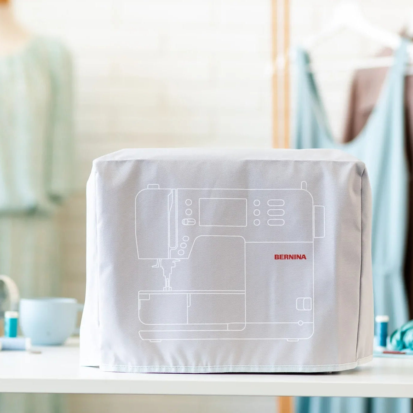 Machine à coudre BERNINA 335 — en situation