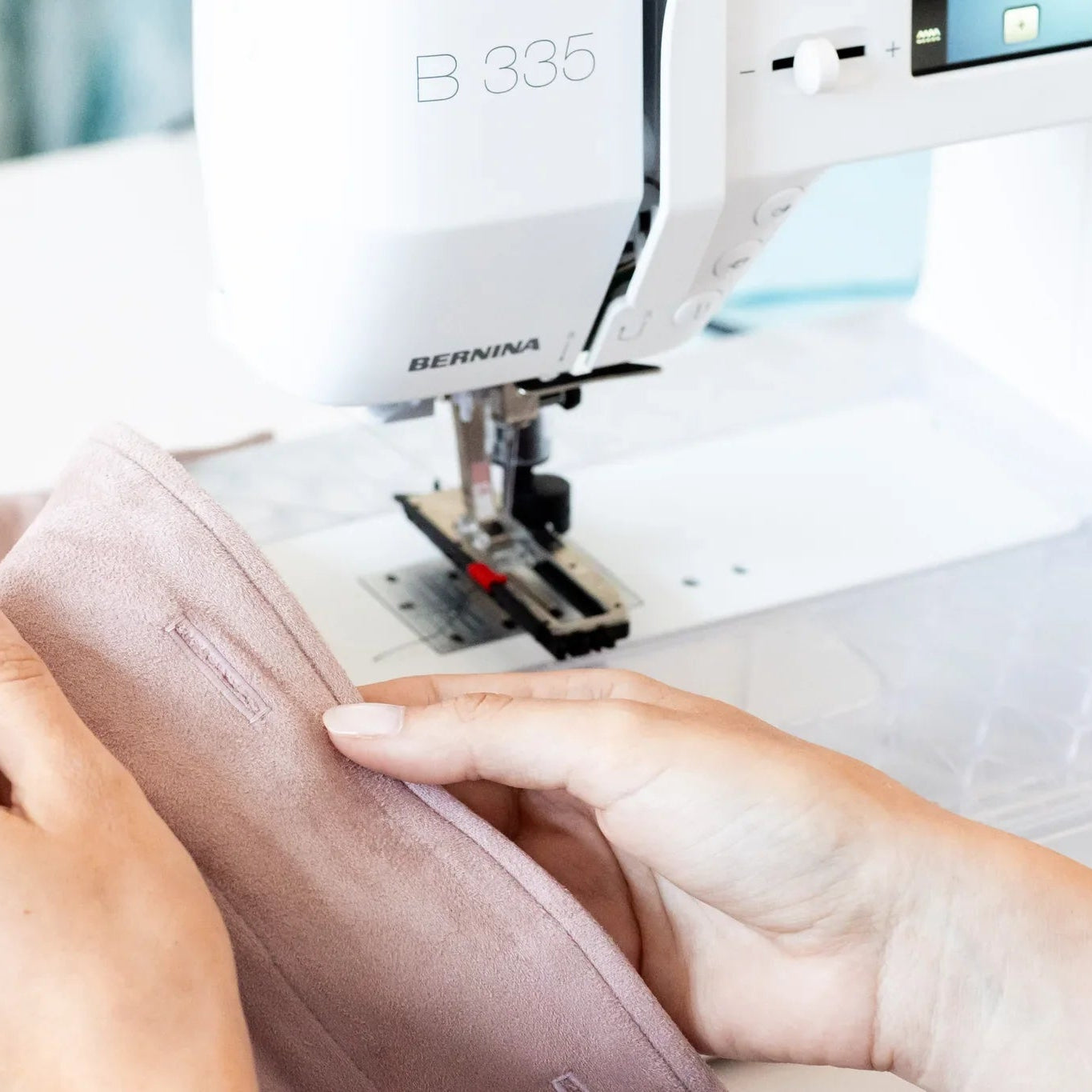 Machine à coudre BERNINA 335 — en situation